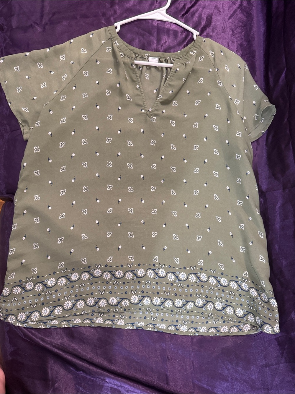 Old Navy Olive Green Short-Sleeve Printed V-Neck Blouse